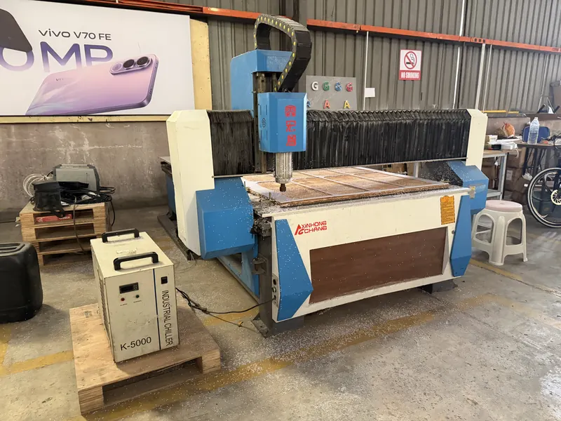 Router CNC untuk memotong panel akrilik dan ACP