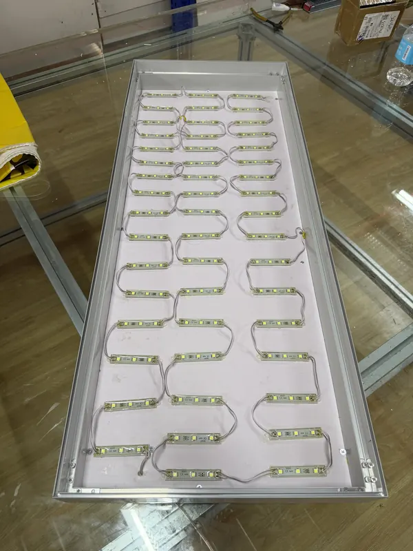 Modul LED disusun dalam dulang kotak lampu