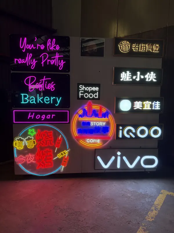 Dinding yang sama apabila dinyalakan: neon LED tulisan tangan, lencana neon garis luar dan huruf bercahaya depan.